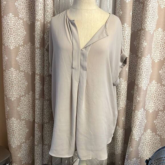 Max Studio V-Neck Short Sleeve Blouse 100% Polyester, Pleated detail size 1x - Picture 1 of 5